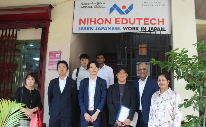 インドの日本エデュテックを訪問した際の集合写真