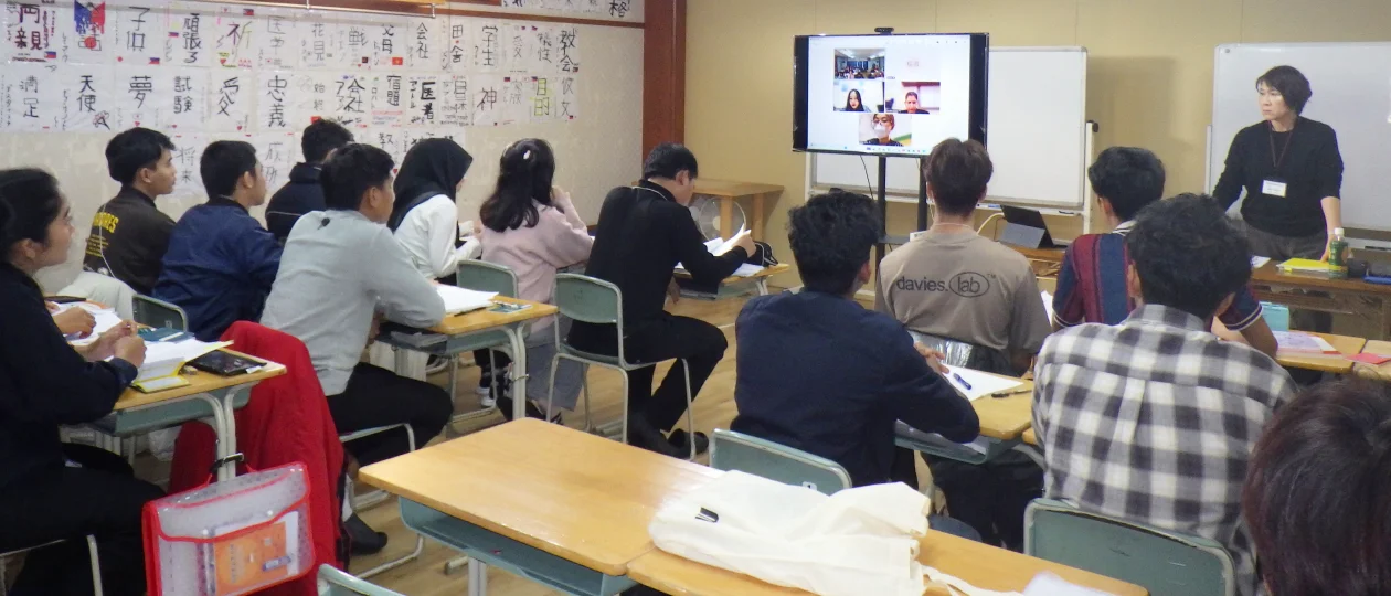 入国後講習を受ける外国人材