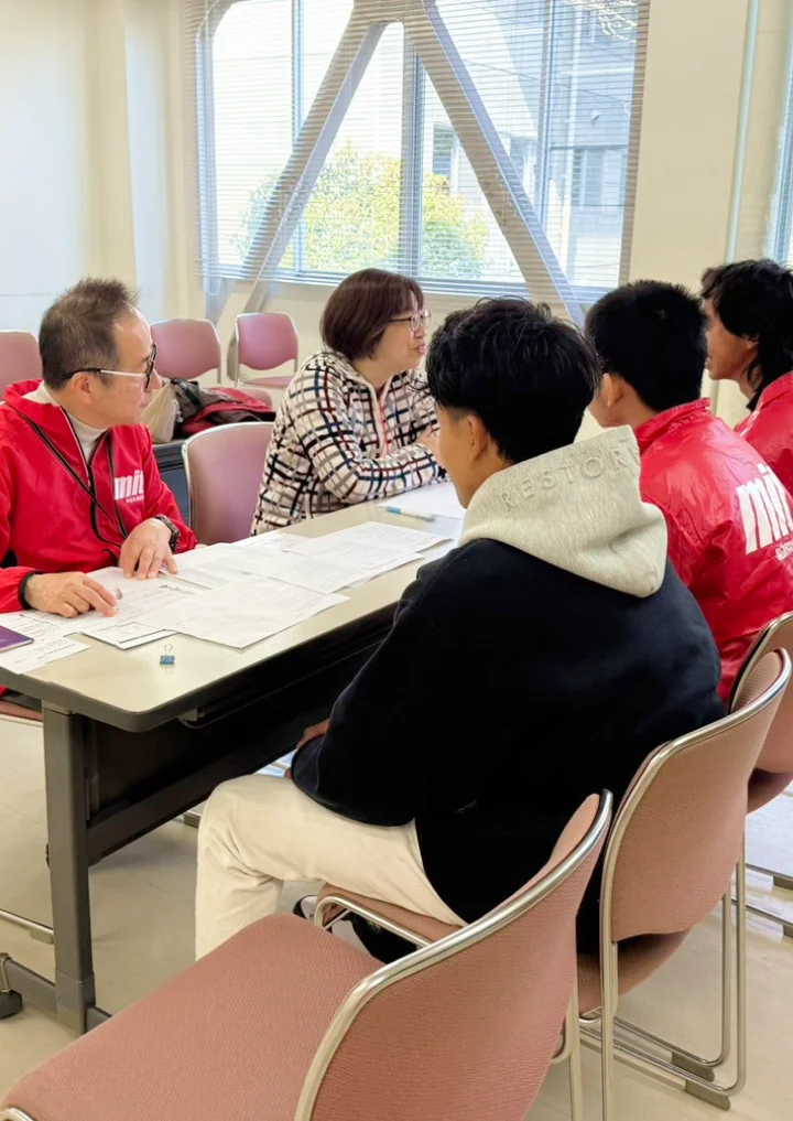外国人材と受け入れ後の面談を行う様子