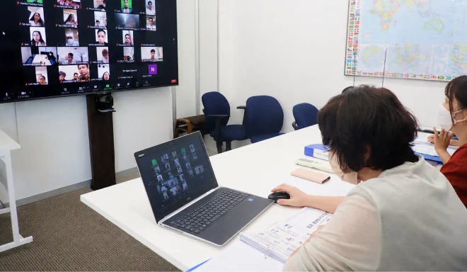 オンラインで外国人材と面接を行う様子